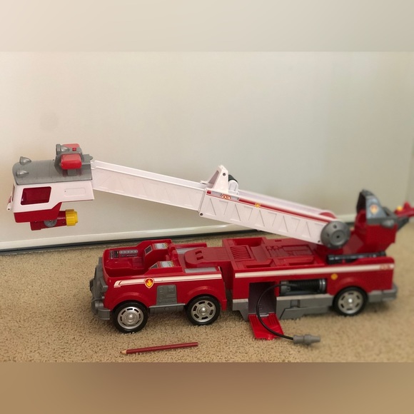 Paw Patrol - Ultimate Rescue Fire Truck with Extendable 2 ft. Tall Ladder - Picture 3 of 6